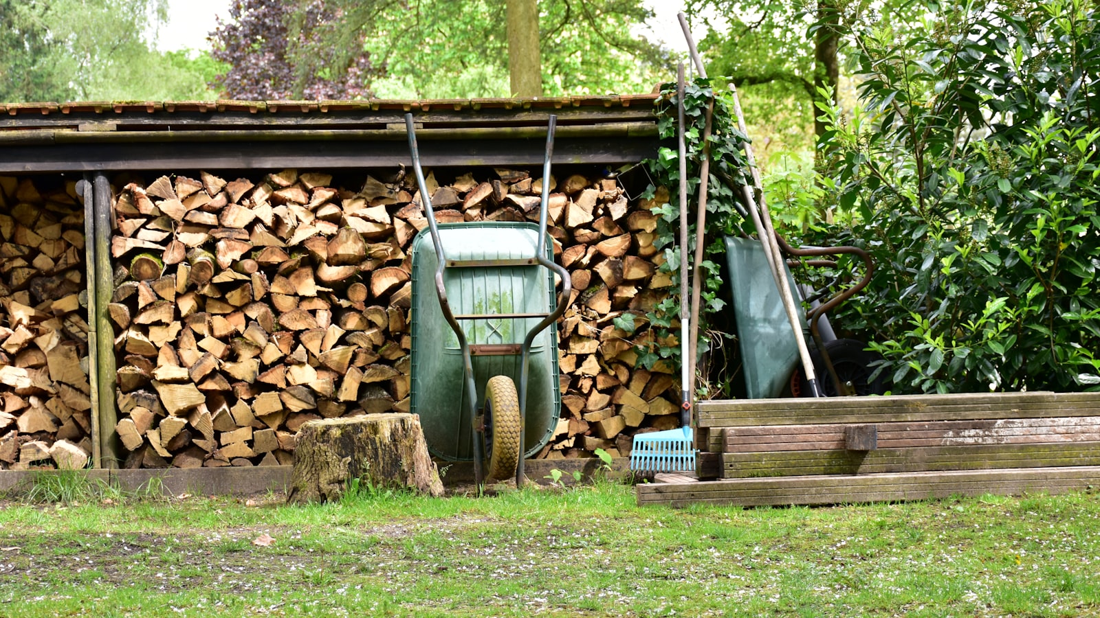 Holzstapel unter belüftetem Unterstand